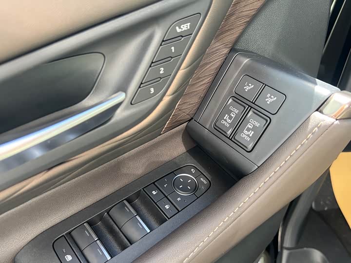 Photo 10 - Toyota Alphard