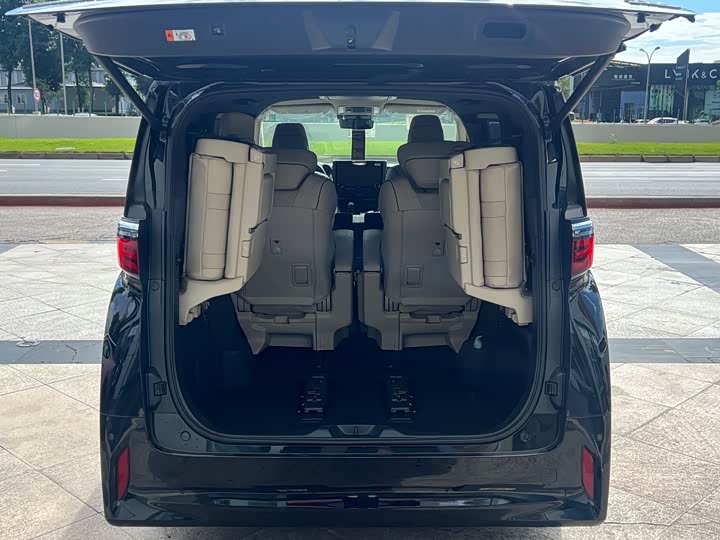 Photo 25 - Toyota Alphard