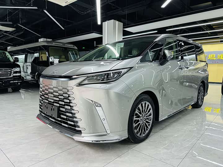 Фото 1 - Lexus LM