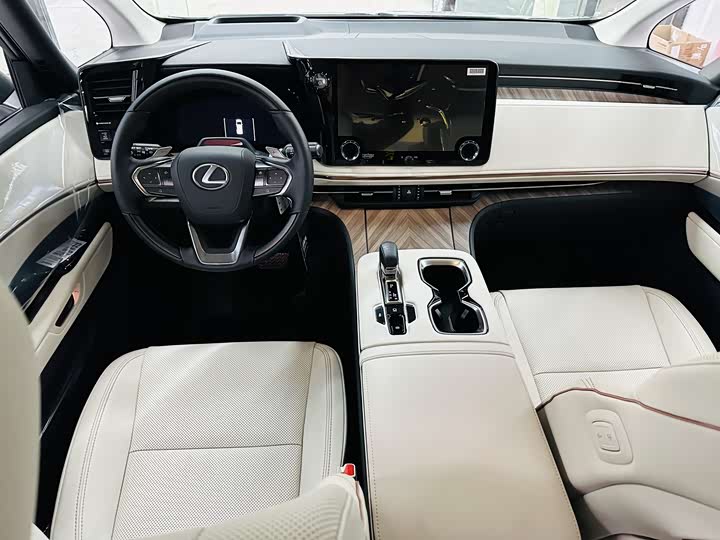 Фото 3 - Lexus LM