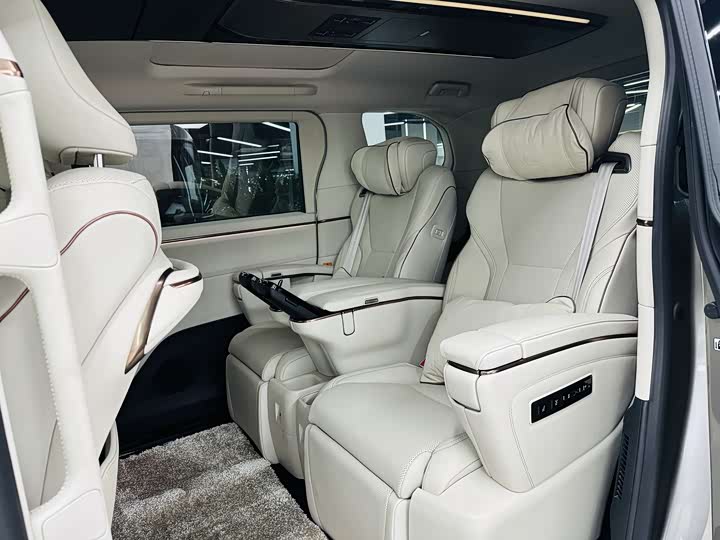 Фото 4 - Lexus LM