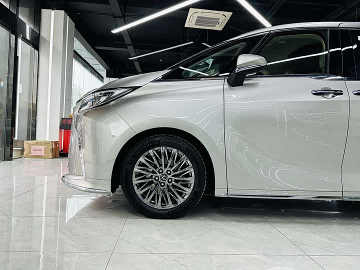 Фото 5 - Lexus LM