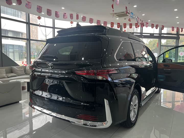 Фото 22 - Toyota Granvia