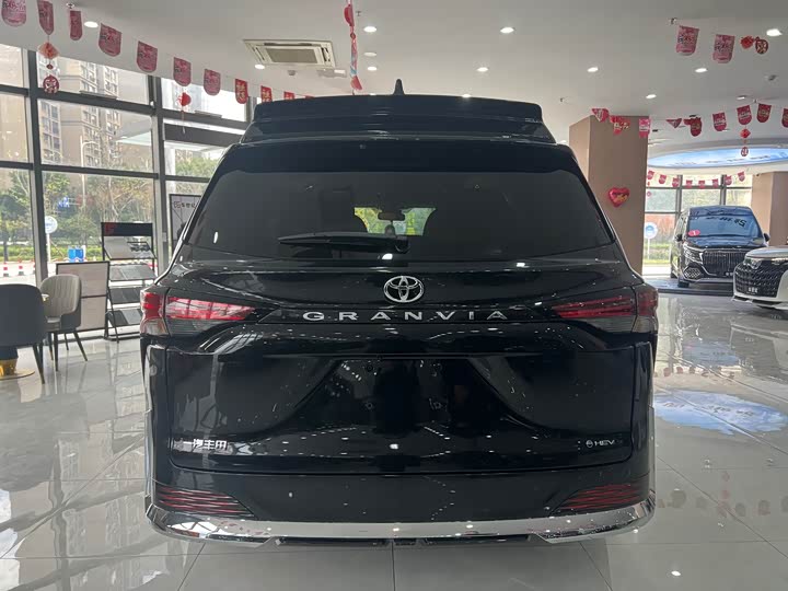 Фото 23 - Toyota Granvia