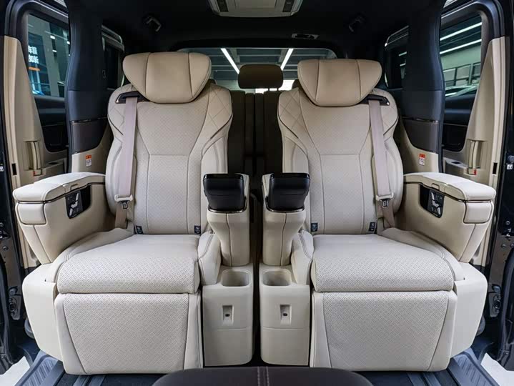 Фото 10 - Toyota Alphard