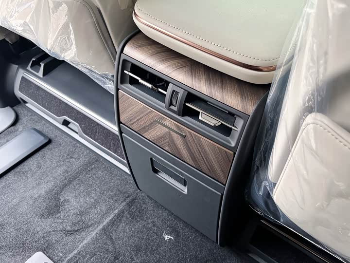 Фото 10 - Lexus LM