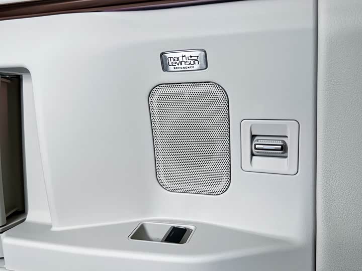 Фото 14 - Lexus LM