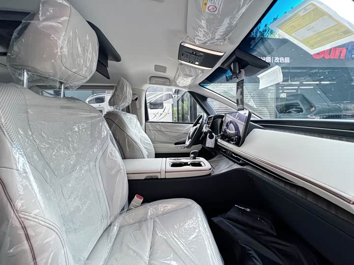 Фото 17 - Lexus LM