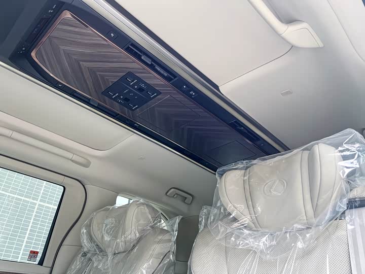 Фото 18 - Lexus LM