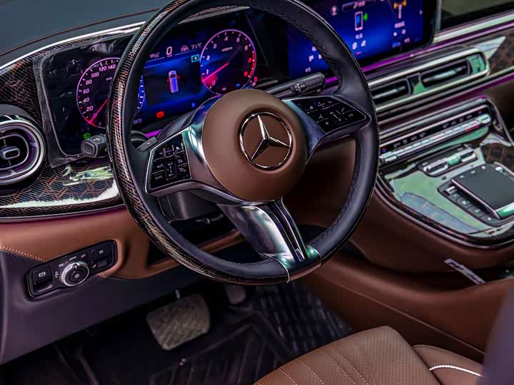 Фото 14 - Mercedes-Benz V-Class