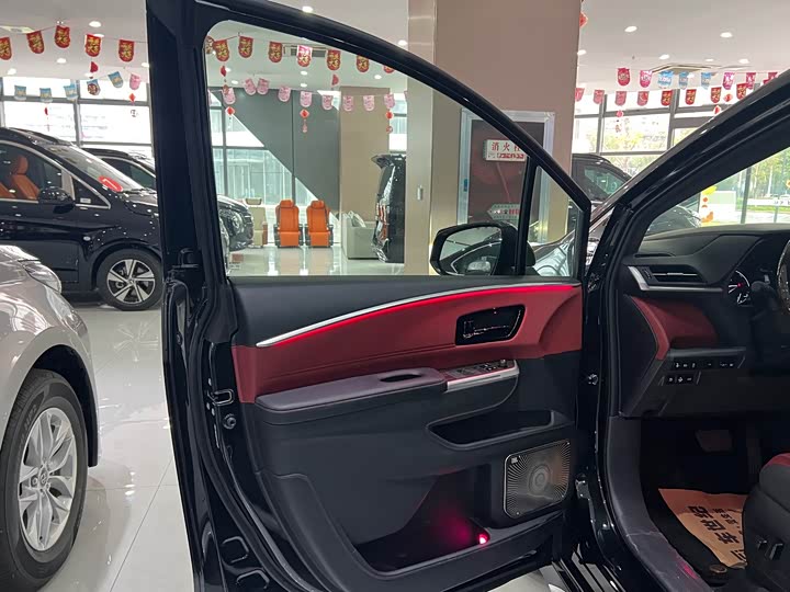 Фото 4 - Toyota Granvia