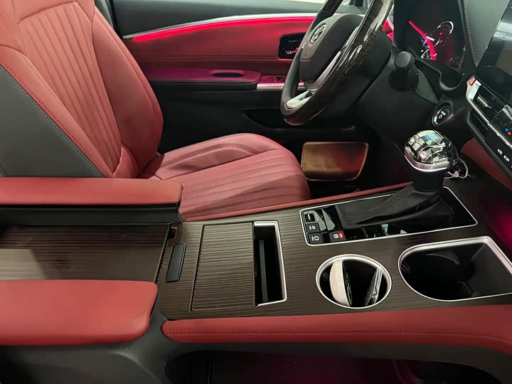 Фото 9 - Toyota Granvia