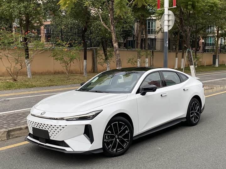 Фото 1 - Changan UNI-V Hybrid