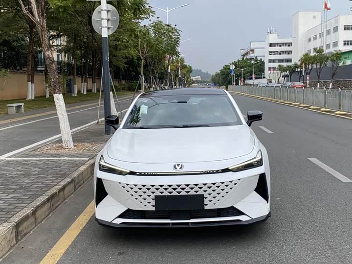 Фото 2 - Changan UNI-V Hybrid