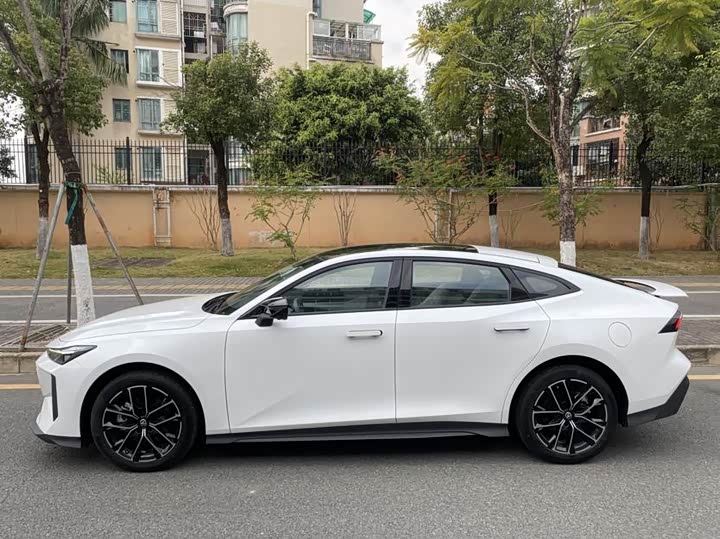 Фото 3 - Changan UNI-V Hybrid