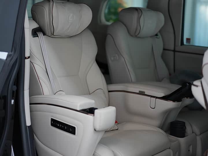 Фото 15 - Lexus LM