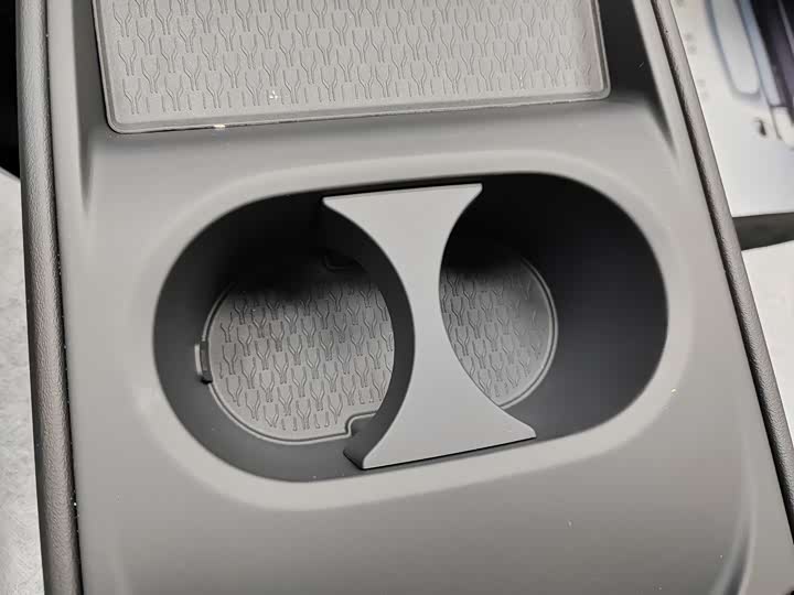 Фото 9 - Hongqi E-QM5