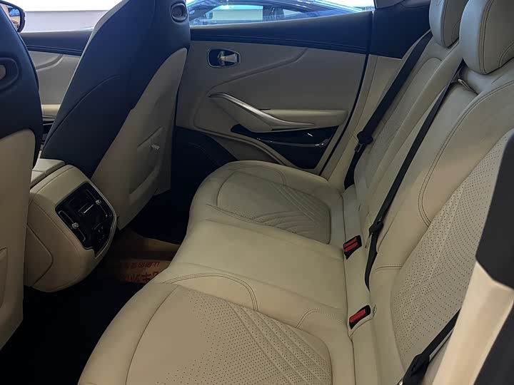 Фото 11 - Aston Martin DBX