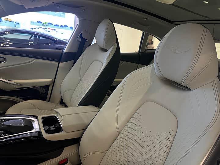 Фото 3 - Aston Martin DBX