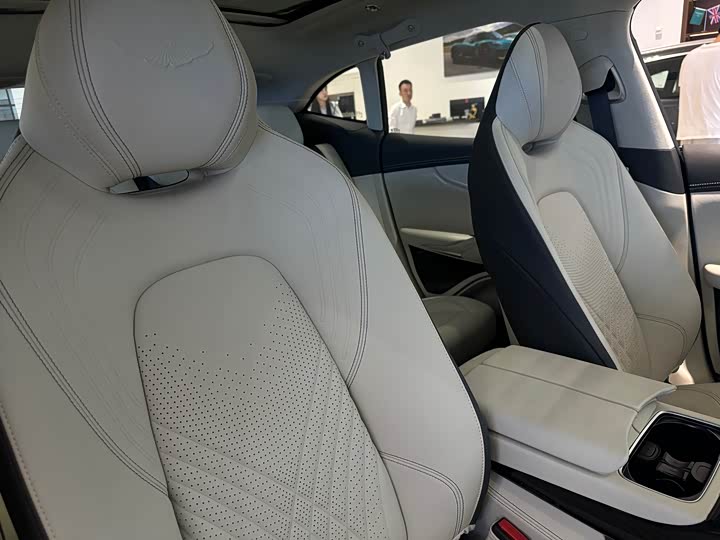 Фото 6 - Aston Martin DBX