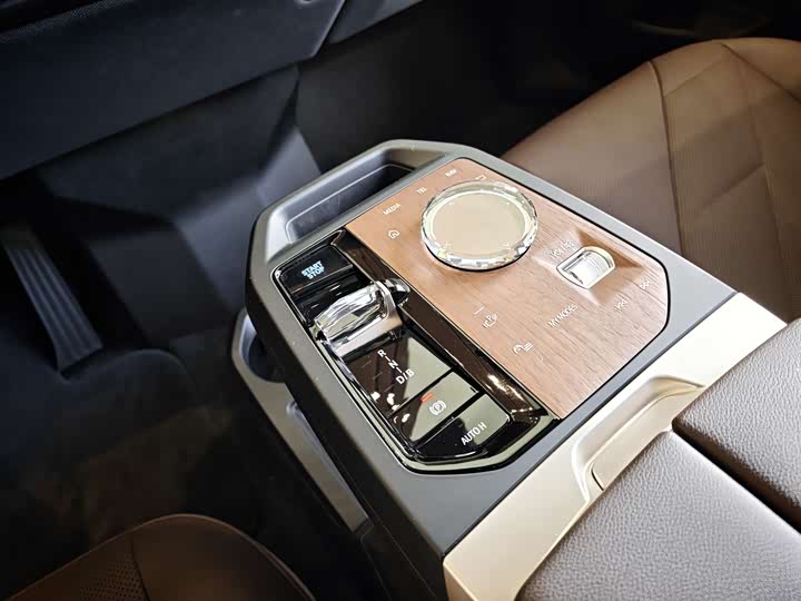 Фото 12 - BMW iX