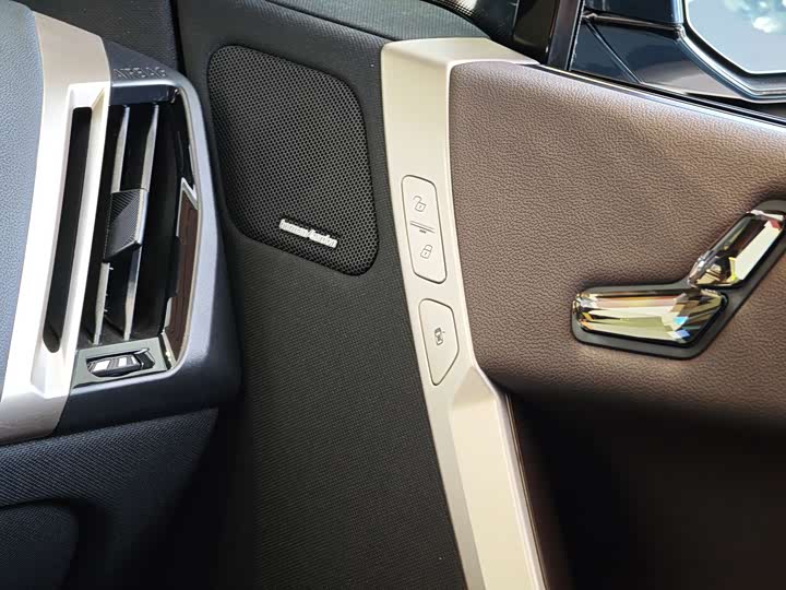 Фото 15 - BMW iX