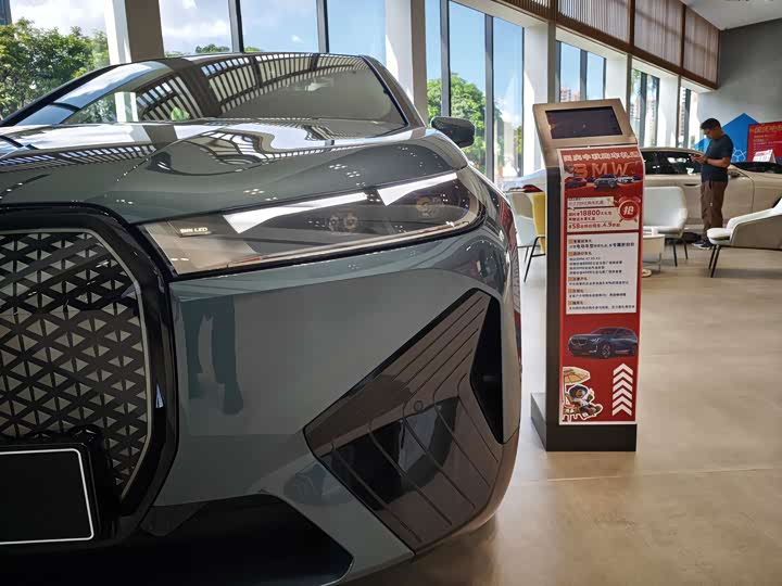 Фото 16 - BMW iX