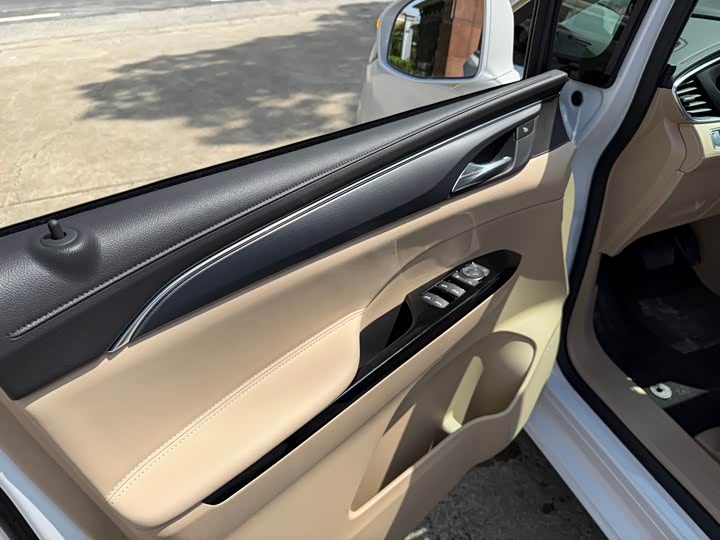 Фото 9 - Buick GL8 ES