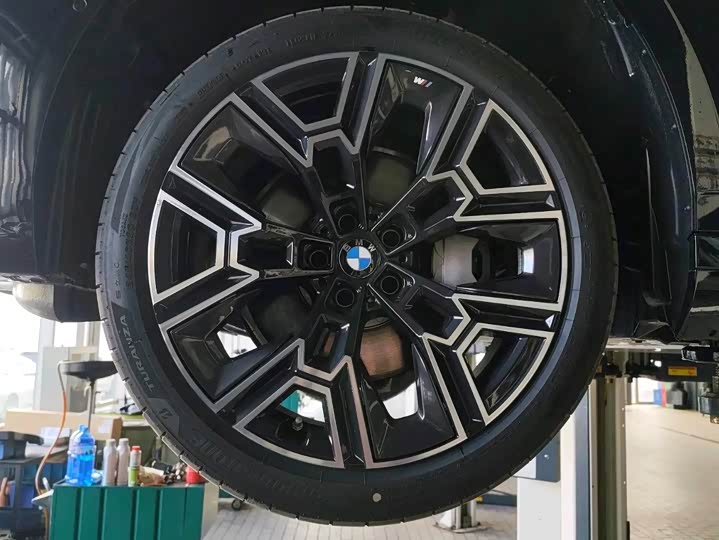 Фото 12 - BMW i5