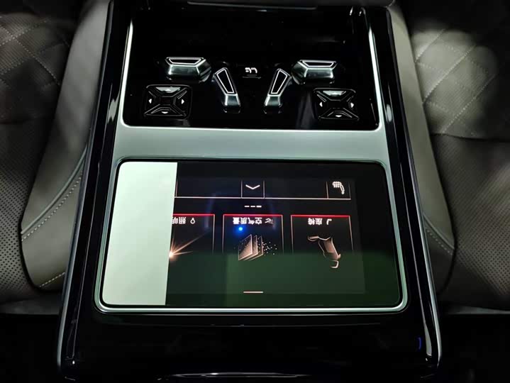 Фото 12 - Audi A8