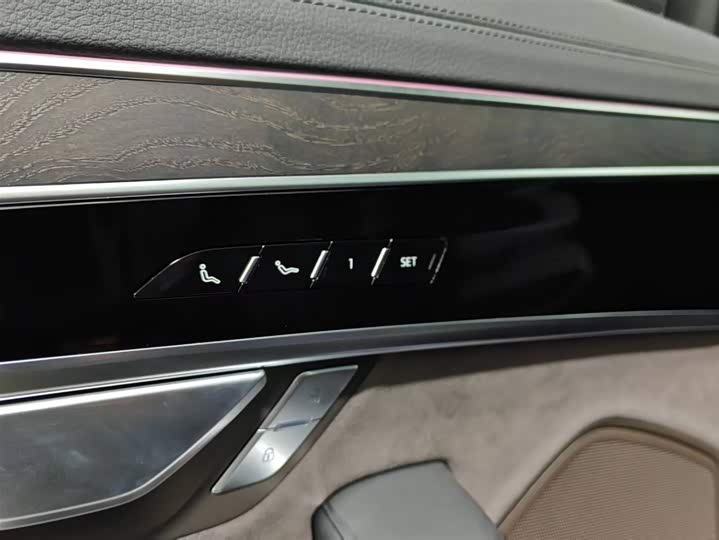 Фото 13 - Audi A8