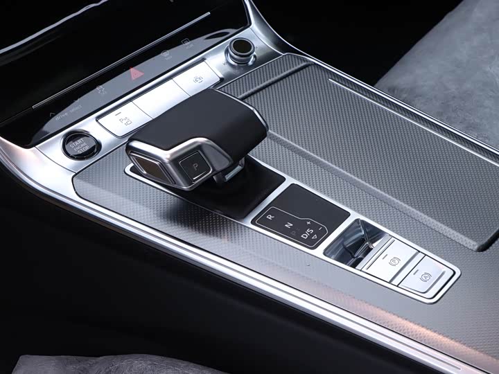 Фото 15 - Audi A6L