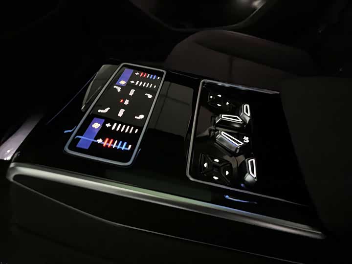 Фото 8 - Audi A8