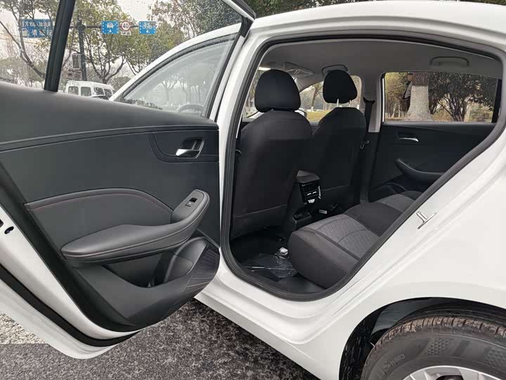 Фото 6 - Roewe i5