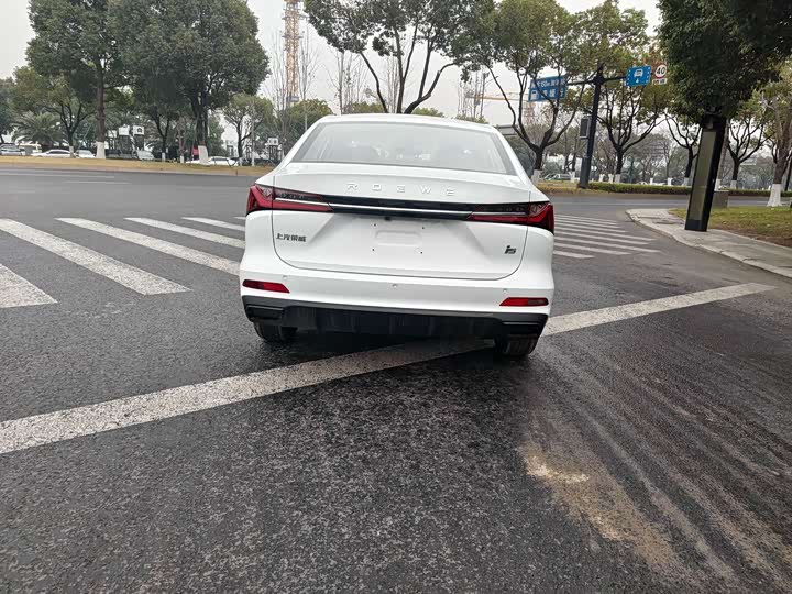 Фото 8 - Roewe i5