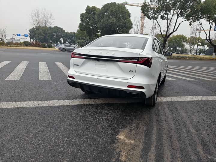 Фото 9 - Roewe i5