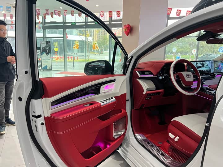 Фото 4 - Toyota Sienna