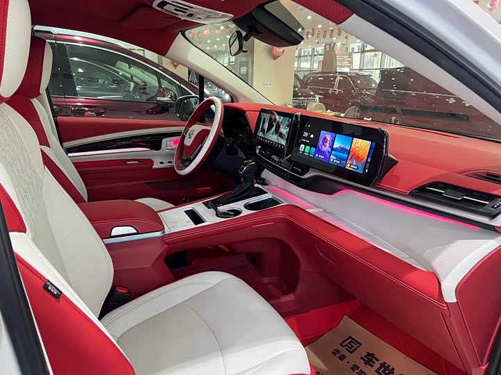 Фото 7 - Toyota Sienna