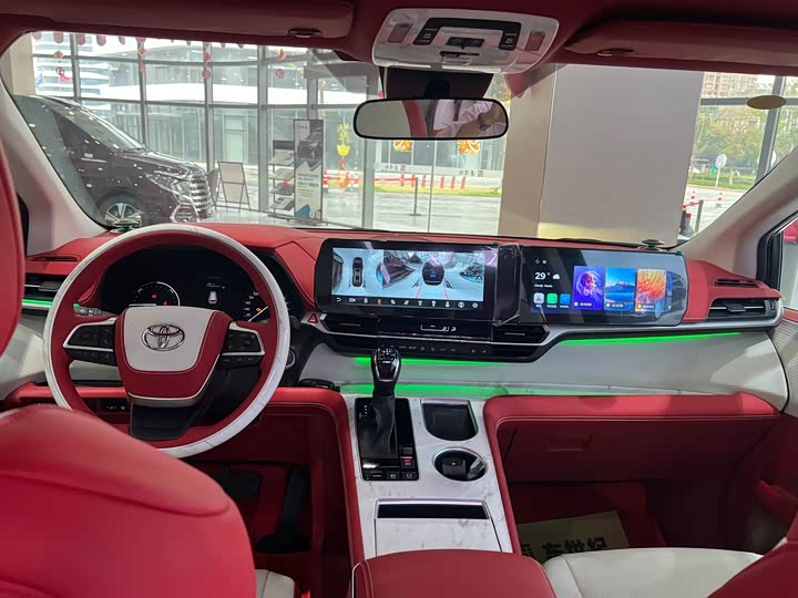 Фото 9 - Toyota Sienna