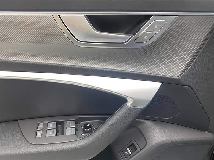 Фото 7 - Audi A6L