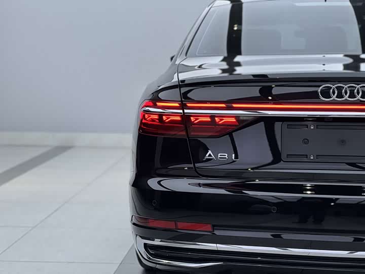 Фото 2 - Audi A8