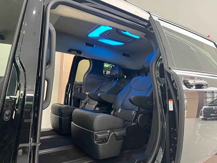 Фото 12 - Toyota Granvia