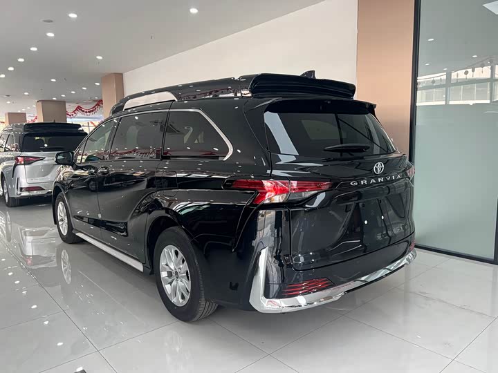 Фото 15 - Toyota Granvia