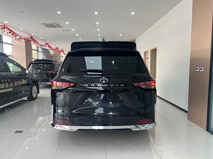 Фото 17 - Toyota Granvia