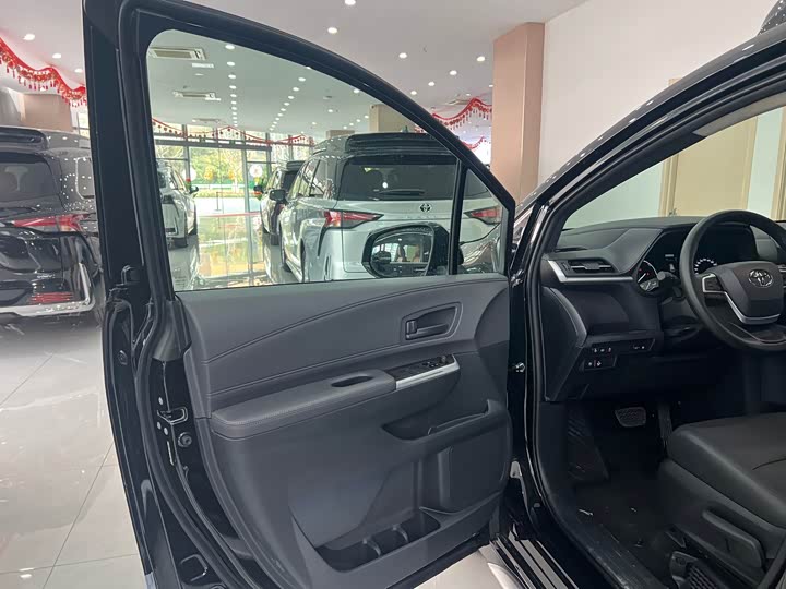 Фото 4 - Toyota Granvia