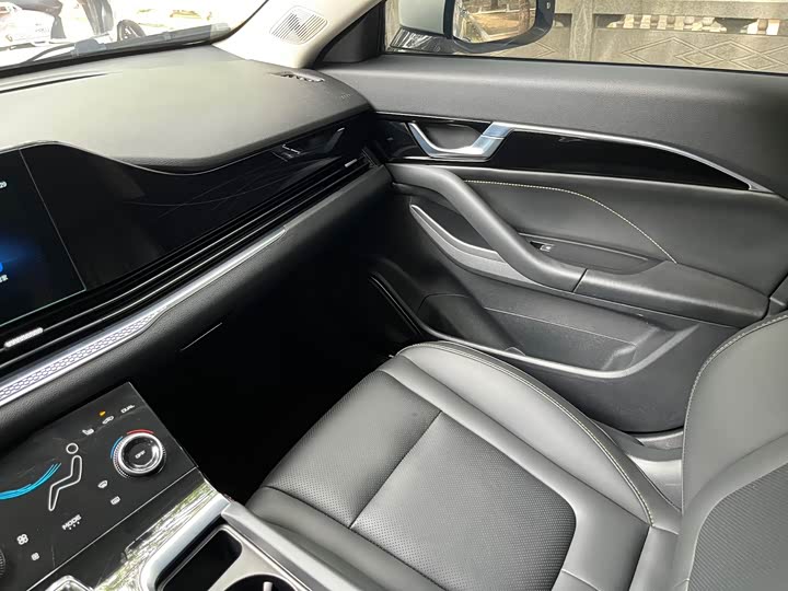 Фото 23 - Bestune B70