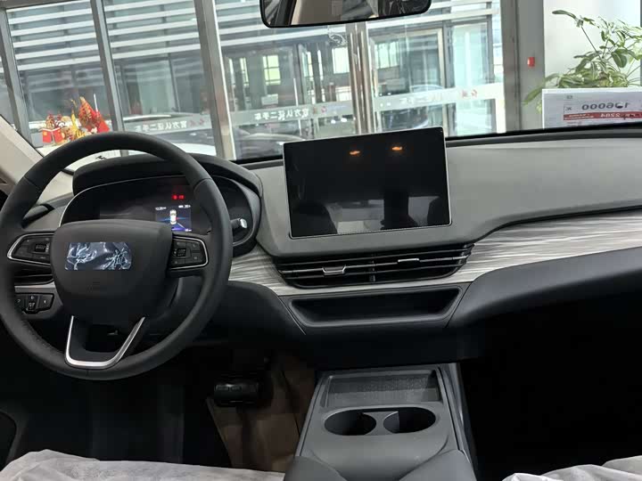 Фото 6 - Hongqi E-QM5