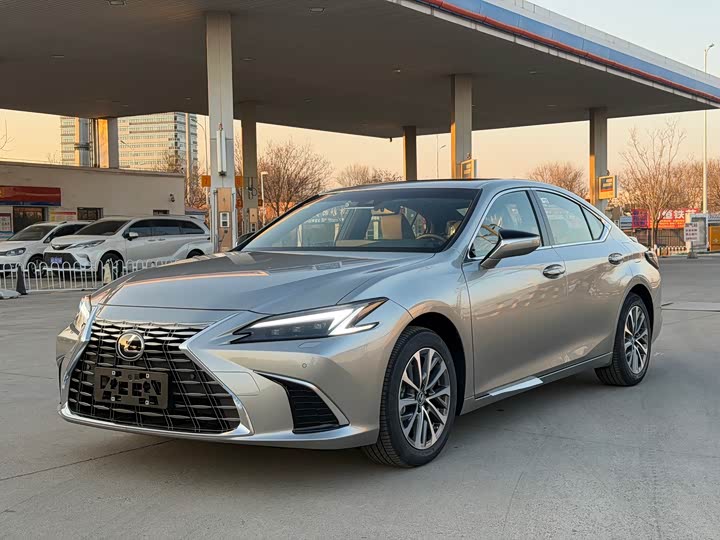 Фото 1 - Lexus ES