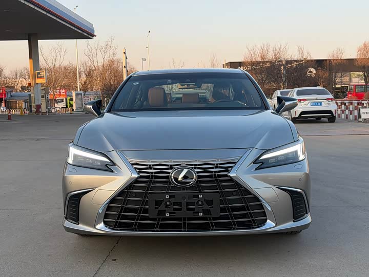 Фото 2 - Lexus ES