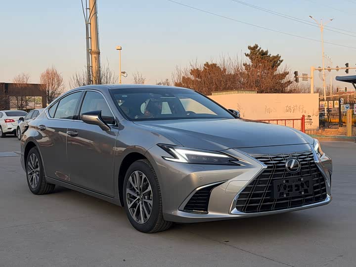 Фото 3 - Lexus ES